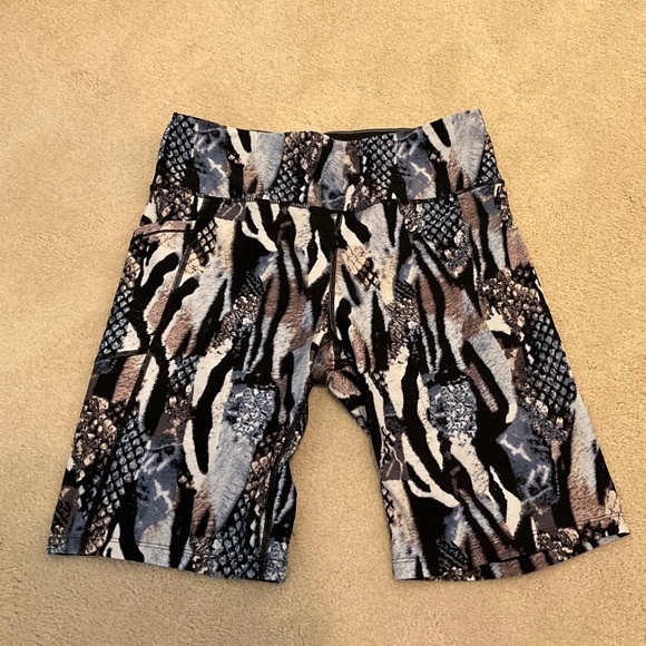 Calvin Klein abstract biker shorts size large - Picture 1 of 3